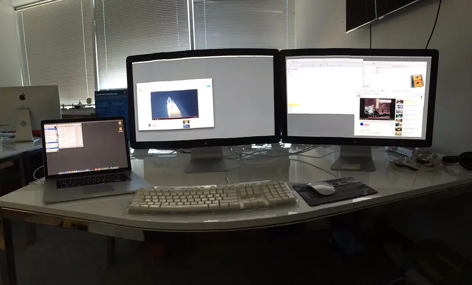 Werkplek met meerdere beeldschermen