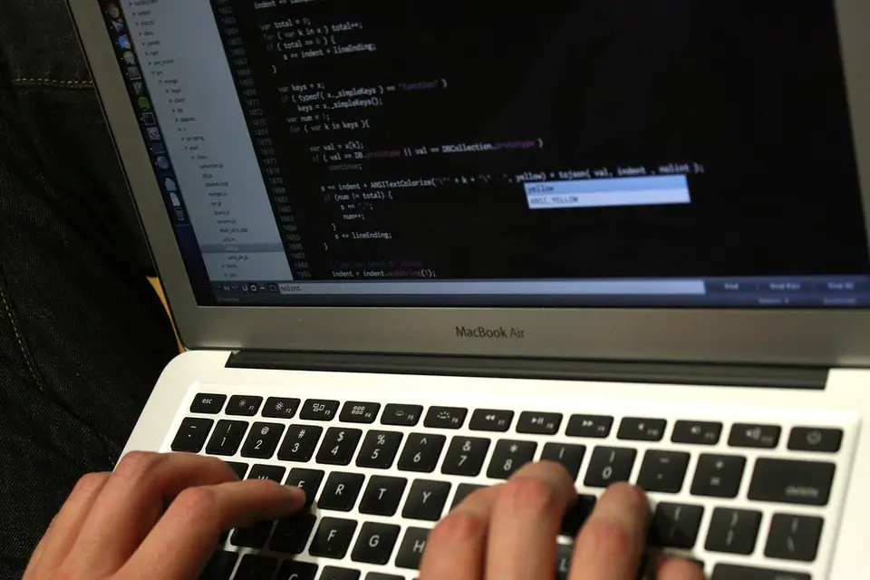 Laptopscherm met programmeercode