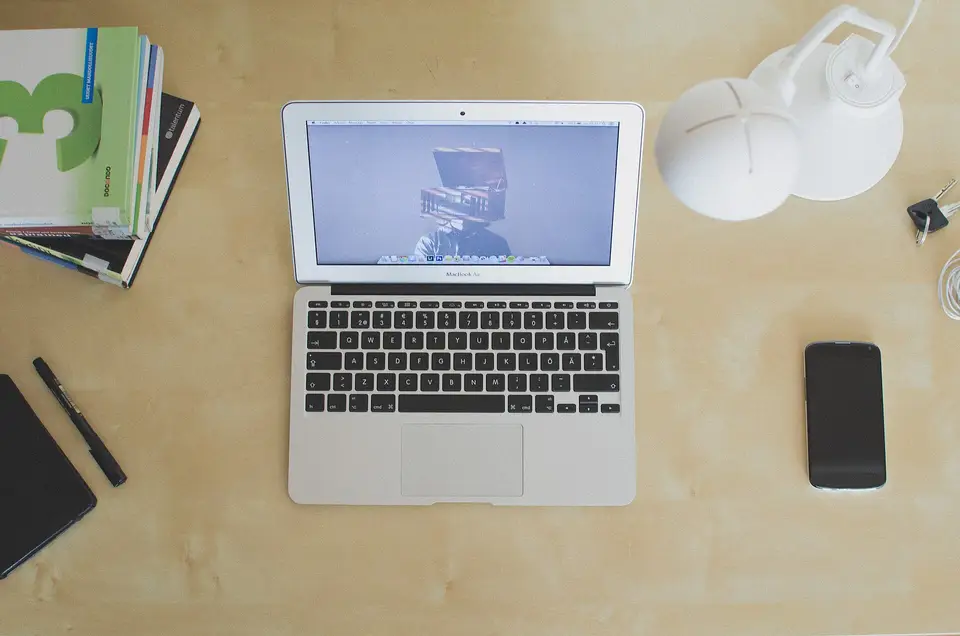 Moderne werkplek met een laptop op een bureau