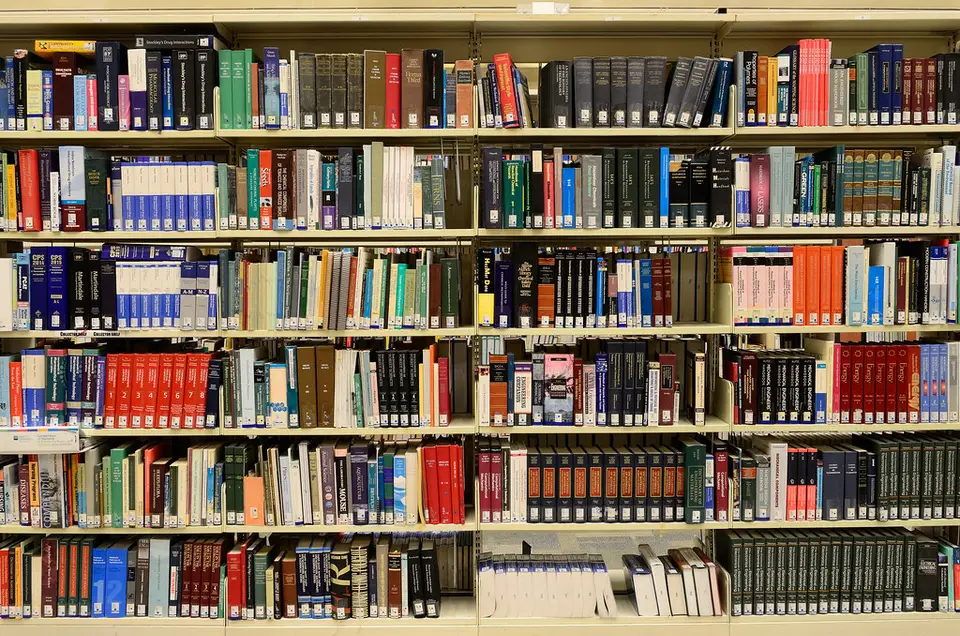 Boekenkasten vol boeken in een bibliotheek